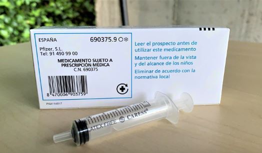 Vacuna Nimenrix reverso con jeringa y dosis